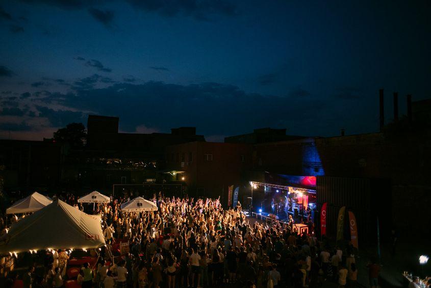 Concert în fosta fabrică Azur, actualmente clădirea Faber, din cartierul Fabric. Foto: Faber.ro