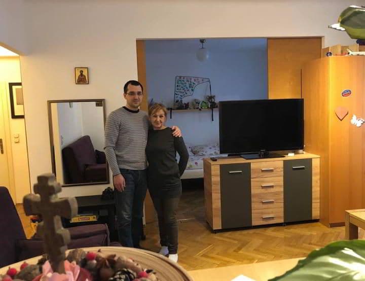 Vlad Voiculescu și Maria Ilieșiu, în apartamentul MagiCAMP de la Viena. Foto: Arhiva personală