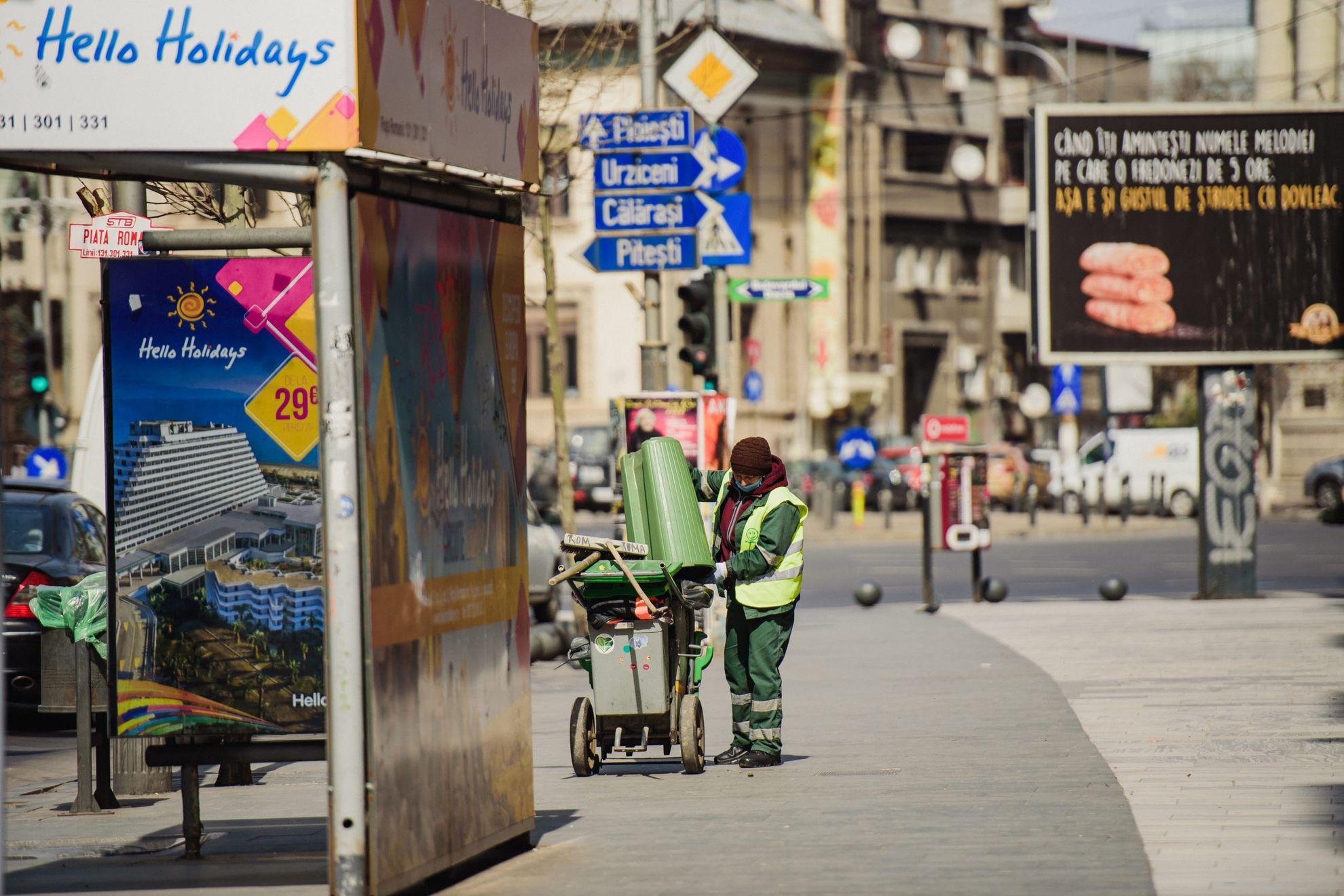 Printre ei se numără angajații companiilor de salubrizare, care trebuie să meargă în continuare la muncă. Foto: Ioana Epure
