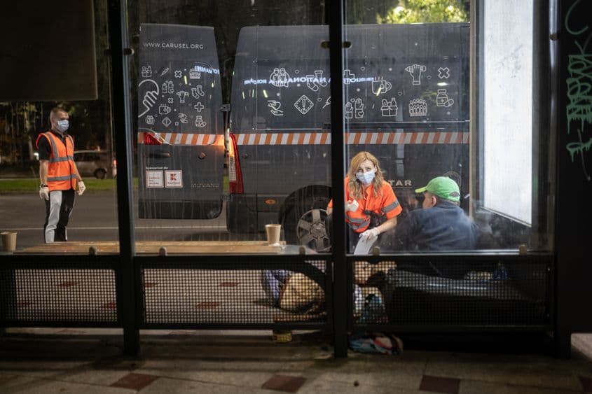 Membrii Asociației Carusel își petrec nopțile alături de oamenii fără adăpost. Foto: Mihai von Eremia