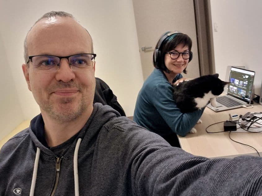 Mădălina Mihălțianu (la butoanele newsletterului Revista Pressei) și Adrian Mihălțianu, publisher. Plus una bucată Capone