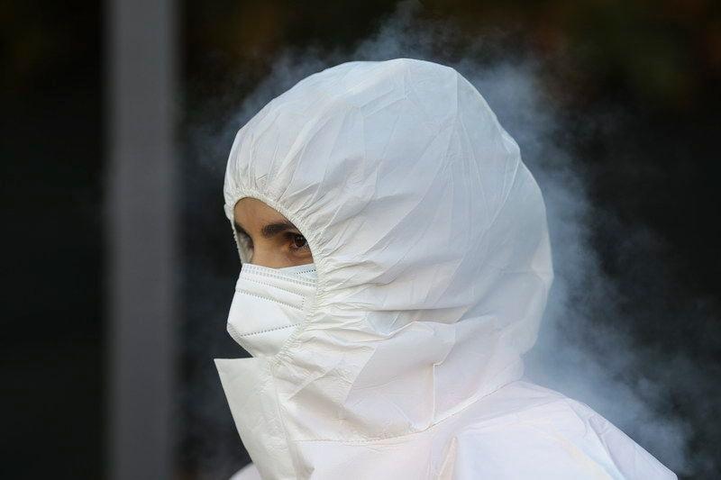 „Un cadru medical SABIF este dezinfectat după ce s-a întors dintr-o intervenție, la sediul SABIF, în București.” <em>Inquam Photos / Octav Ganea</em>