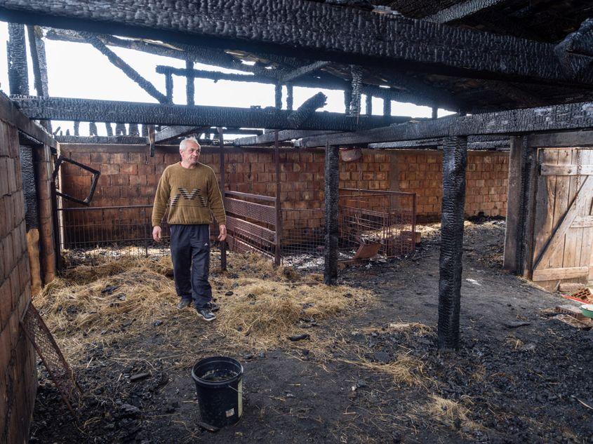 Călin Naiță și staulul său, după incendiu.