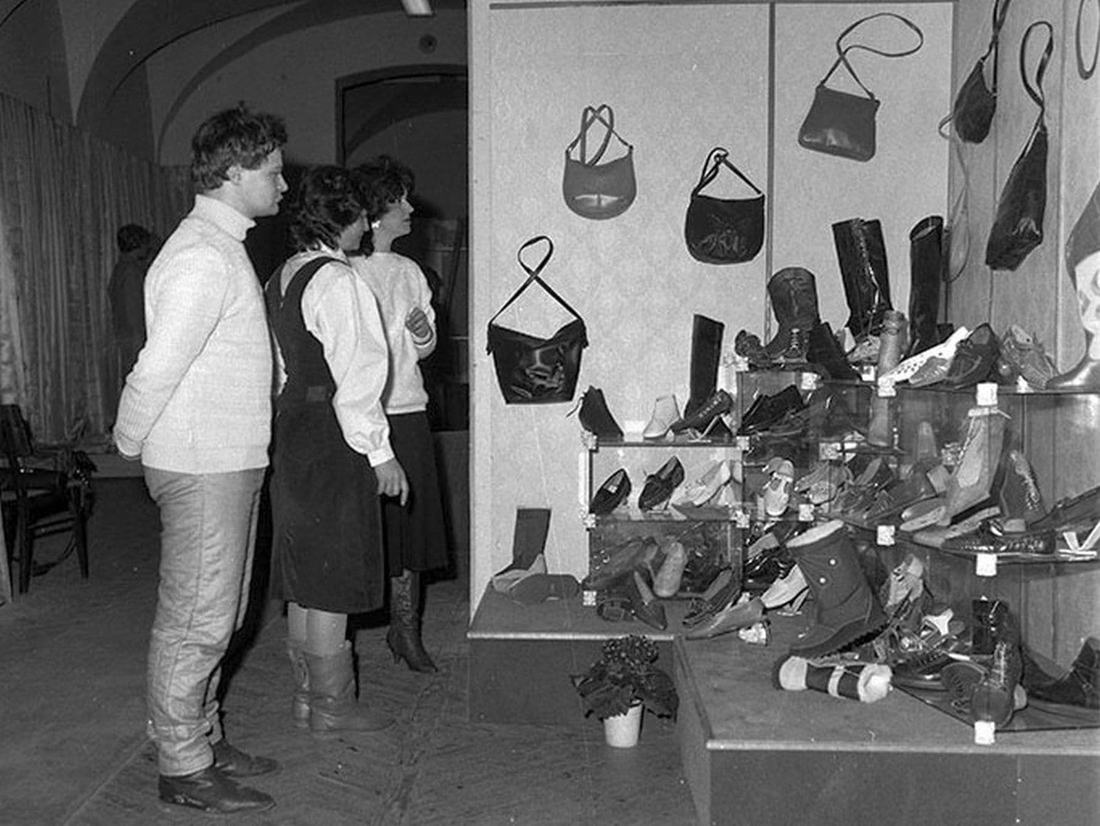 Decembrie se numea Luna Cadourilor cu toate că oferta din magazine era jalnică