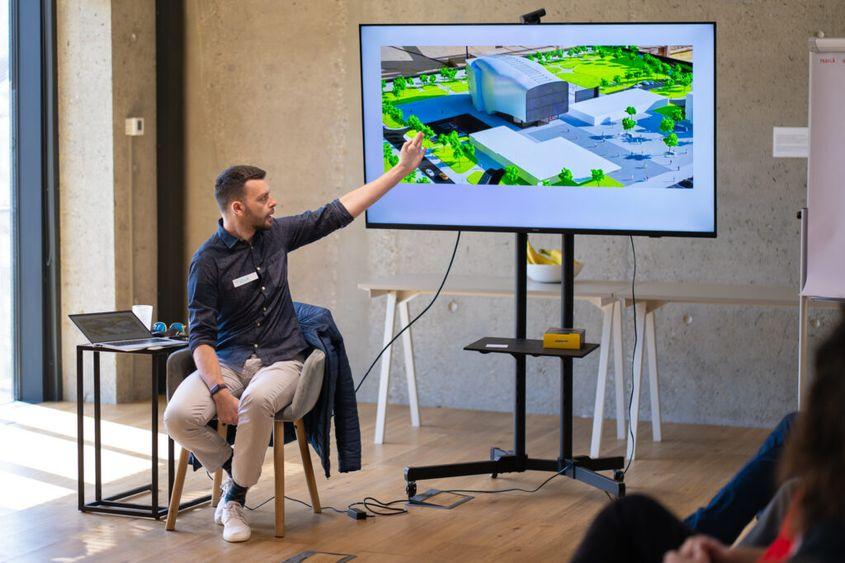 Tudor prezintă proiectul Favorit unui grup de cetățeni implicați în Incubatorul ”Zona Ta” organizat de Fundația Comunitară București. Foto: Grupul Inițiativa Favorit