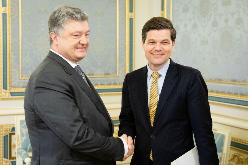 Wess Mitchell și fostul președinte al Ucrainei, Petro Poroșenko. Foto: © Palinchak | <a target="_blank" href="https://www.dreamstime.com" target="_blank" rel="noreferrer noopener">Dreamstime.com</a>