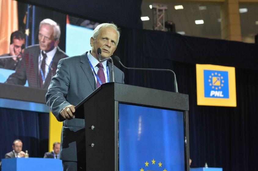 Theodor Stolojan, fost premier al României și fost președinte al PNL, i-a luat partea candidatului Bușoi.