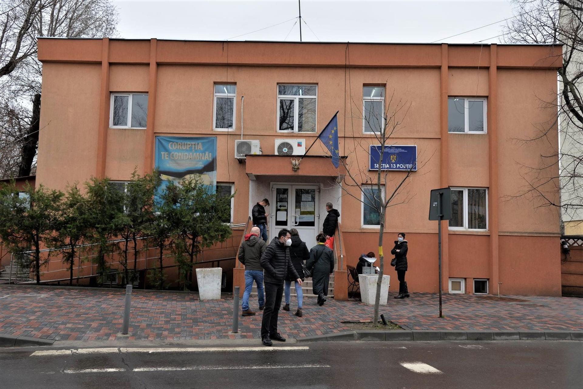 Secția 13 Poliție are sediul într-o clădire din Sectorul 3 care-n 2016 a fost încadrată în clasa I de risc. Foto Lucian Muntean