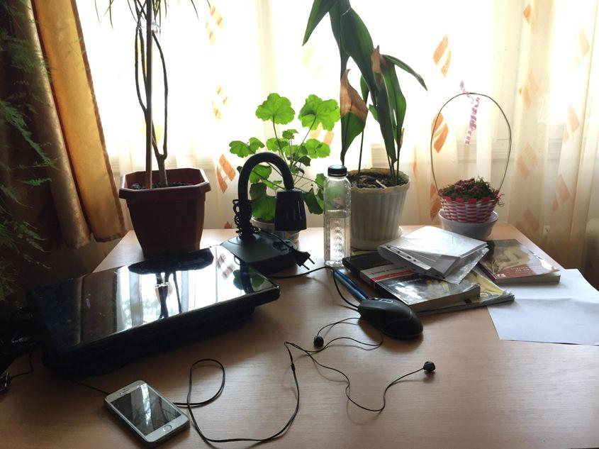 Foto: Biroul unde Răzvan se pregătește singur pentru BAC și pentru admiterea la Academia de Poliție.