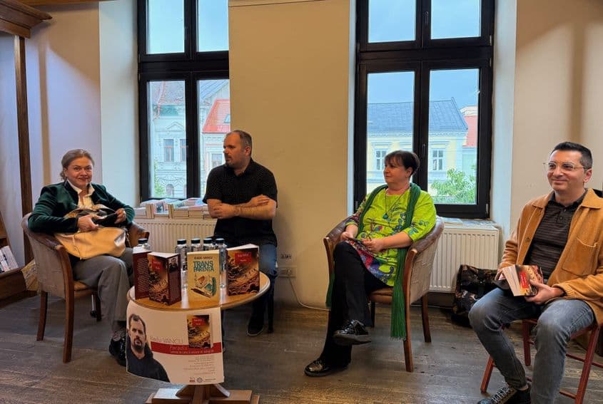 Lansarea volumului Paradis de Radu Vancu, la Librarium BookCorner Cluj-Napoca. Radu Vancu (al doilea din stânga), alături de scriitoarea Ruxandra Cesereanu (în verde) și criticii Mihaela Ursa (stânga) și Alex Goldiș (dreapta)