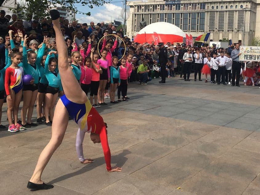 Toţi elevii şcolilor din Argeş au participat la parada din 20 aprilie. Fotografii: Iulia Marin