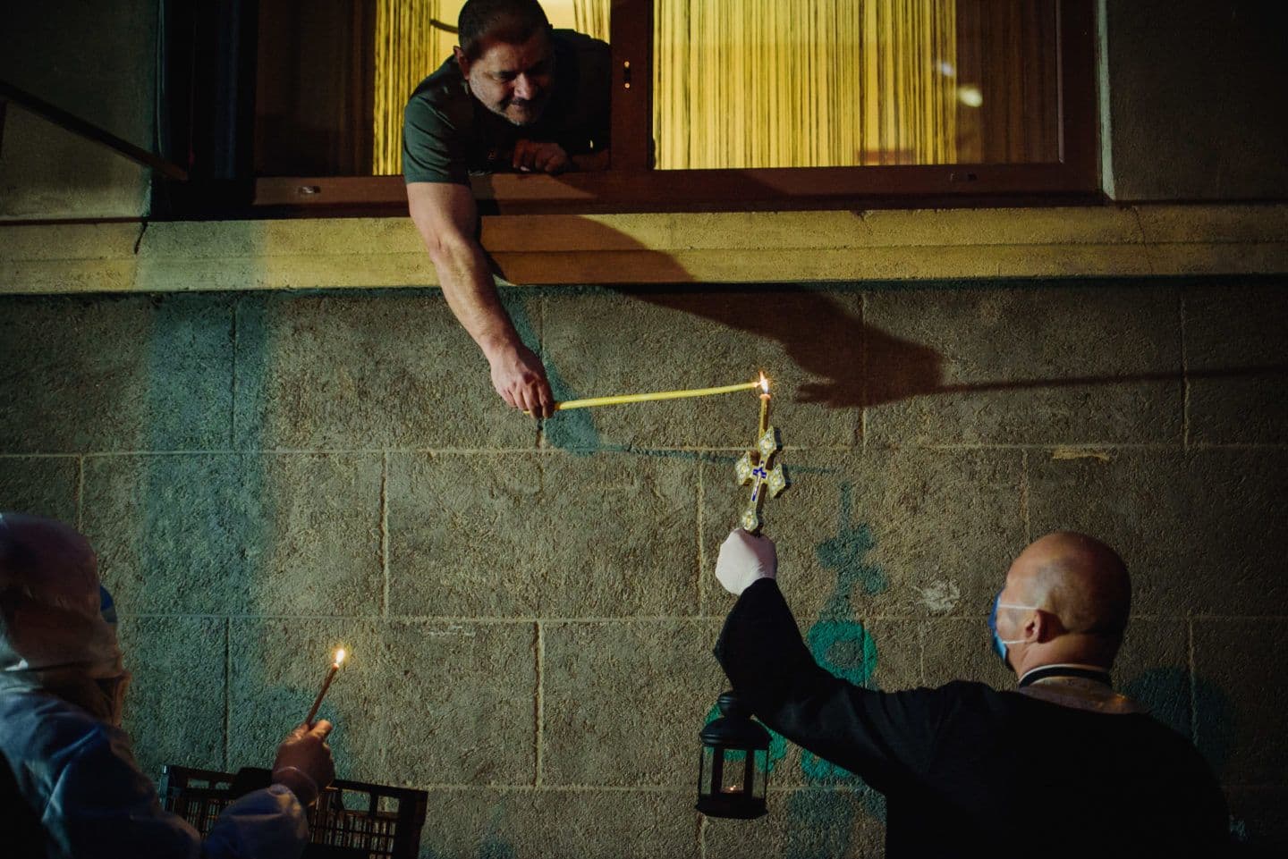 „Hristos a înviat!” cu distanțare socială. Foto: Ioana Epure