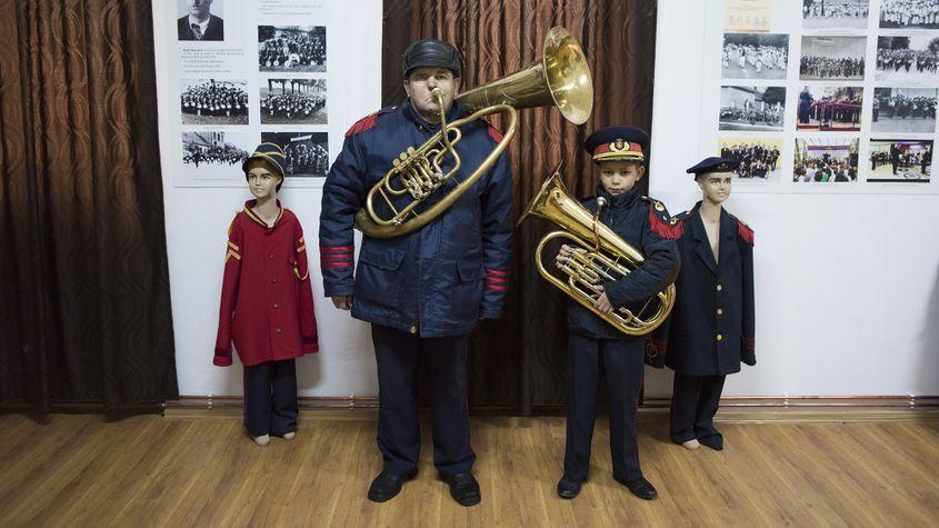 Hans Fakner, veteranul fanfarei din Petrești, și Lucian Ungureanu, cel mai tânăr muzicant.