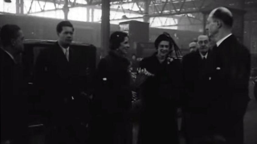 Regele Mihai și Regina-mamă ajung la Londra, în 1948, două luni după abdicare. Foto: Captură British Pathé