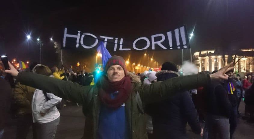 Cezar Fănaru, la un protest împotriva Ordonanţei 13 desfăşura în februarie 2017, în Piaţa Victoriei din Bucureşti. Foto: Arhia personală