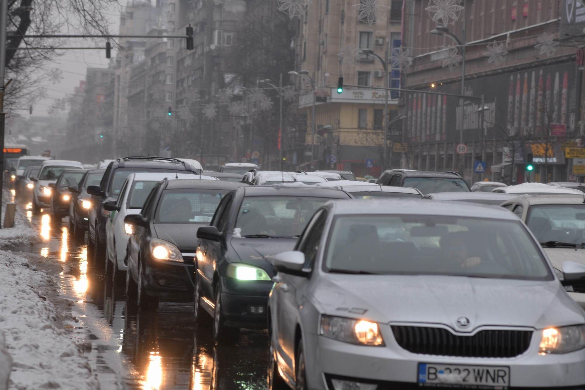 Trafic aglomerat în zona  Piața Universității. Foto Lucian Muntean