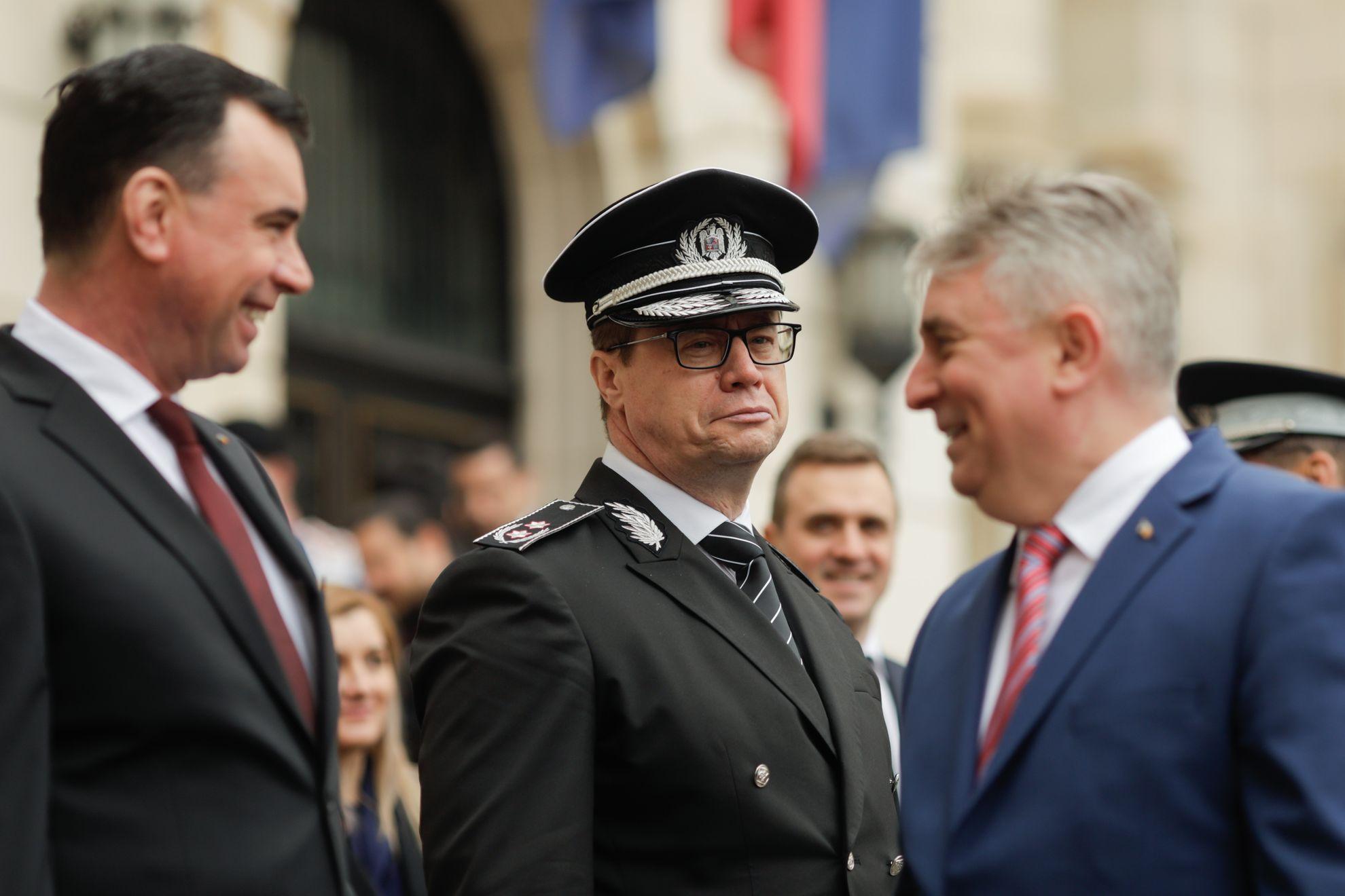 Chestorul Benone Matei, șeful Inspectoratului General al Poliției Române, și-a șters schimburile de mesaje de pe WhatsApp și a declarat la audieri că nu-și amintește dacă Bogdan Berechet i-a trimis proba din dosarul penal. În imagine, chestorul Matei alături de șefii săi ierarhici: în stânga, secretarul de stat în ministerul de Interne Bogdan Despescu, care <a target="_blank" href="https://pressone.ro/numarul-2-din-ministerul-de-interne-chestorul-bogdan-despescu-a-plagiat-peste-150-de-pagini-din-teza-sa-de-doctorat/">și-a plagiat teza de doctorat</a> susținută la Academia de Poliție, și în dreapta ministrul de Interne de la acea dată, Lucian Bode, care <a target="_blank" href="https://pressone.ro/exclusiv-probele-care-demonstreaza-ca-ministrul-de-interne-lucian-bode-a-plagiat-cel-putin-185-din-teza-sa-de-doctorat-si-nu-doar-295/">și-a plagiat teza de doctorat</a> susținută la Universitatea Babeș-Bolyai. FOTO: GEORGE CĂLIN, Inquam Photos