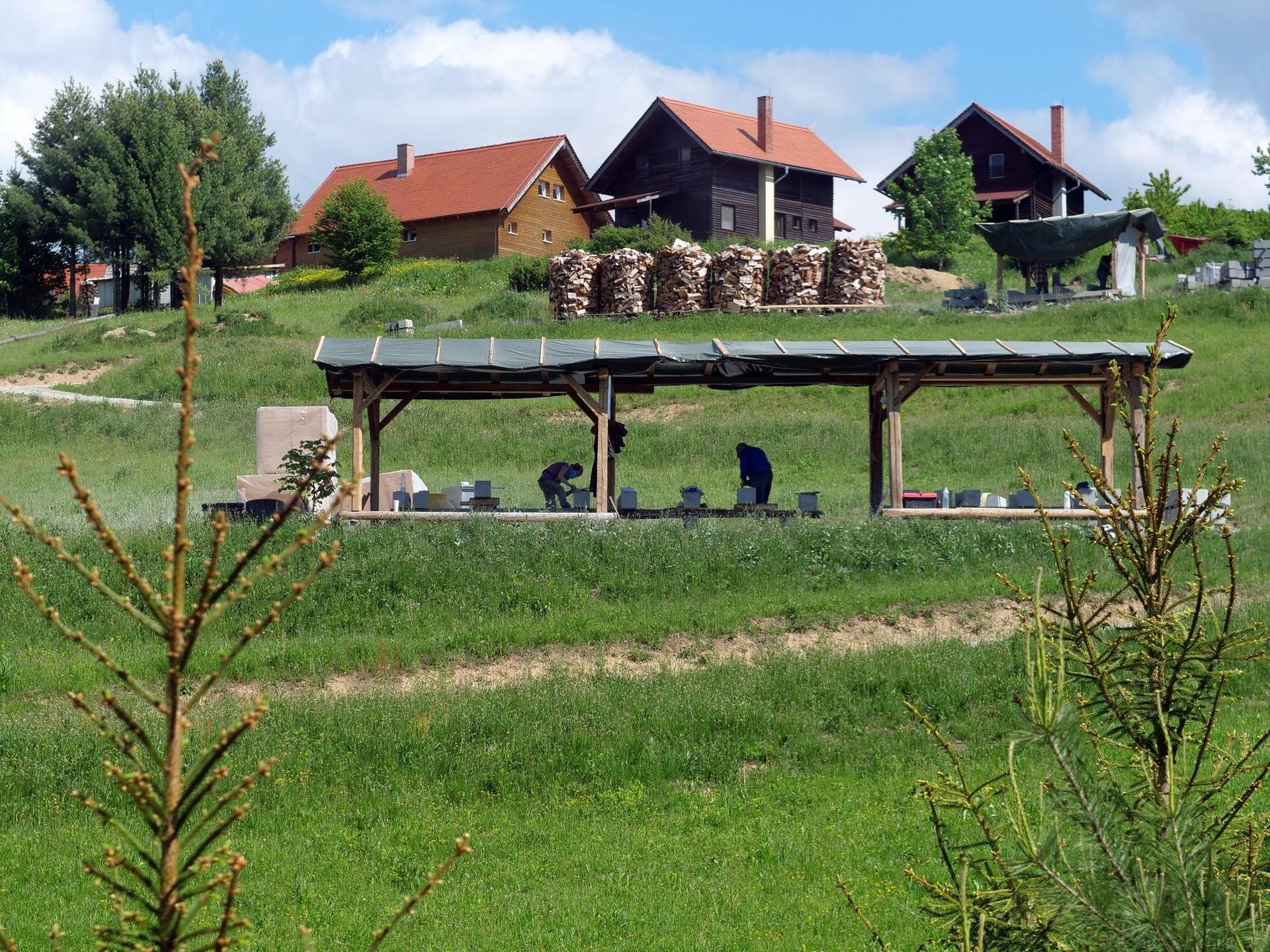 Ateliere de creație în aer liber, după deal.