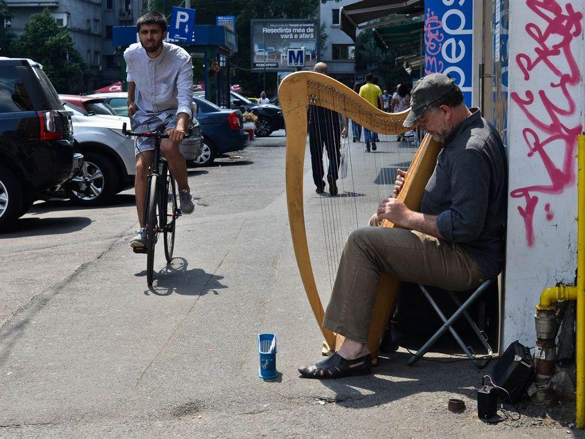 Leonid Lozovanu (56 de ani) cântă de trei ani la harpă pe străzile din București. Foto: Lucian Muntean
