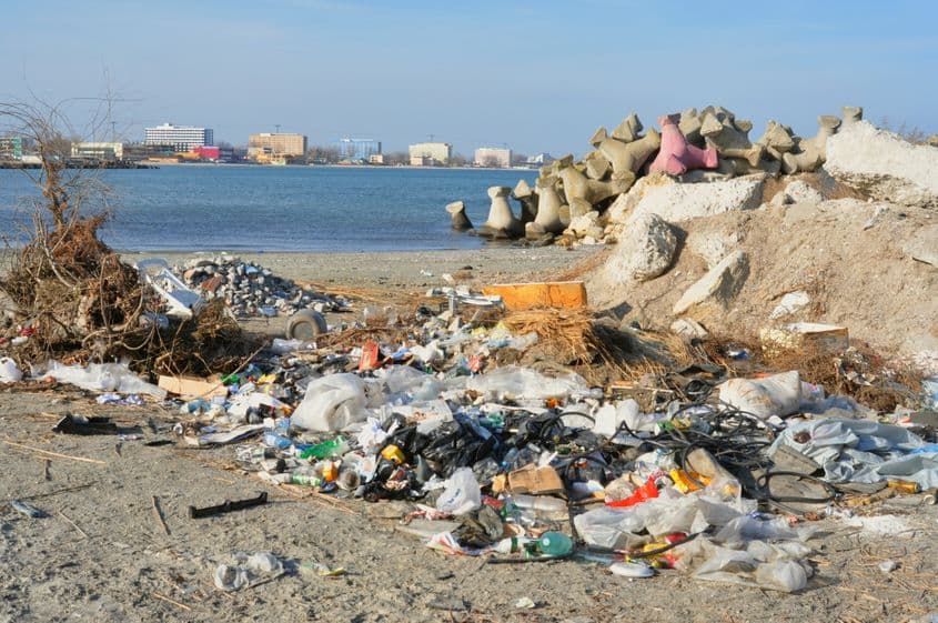 Gunoiul compus în mare măsură din plastice este o priveliște comună la Marea Neagră. Foto © Nicoleta Raluca Tudor | Dreamstime.com