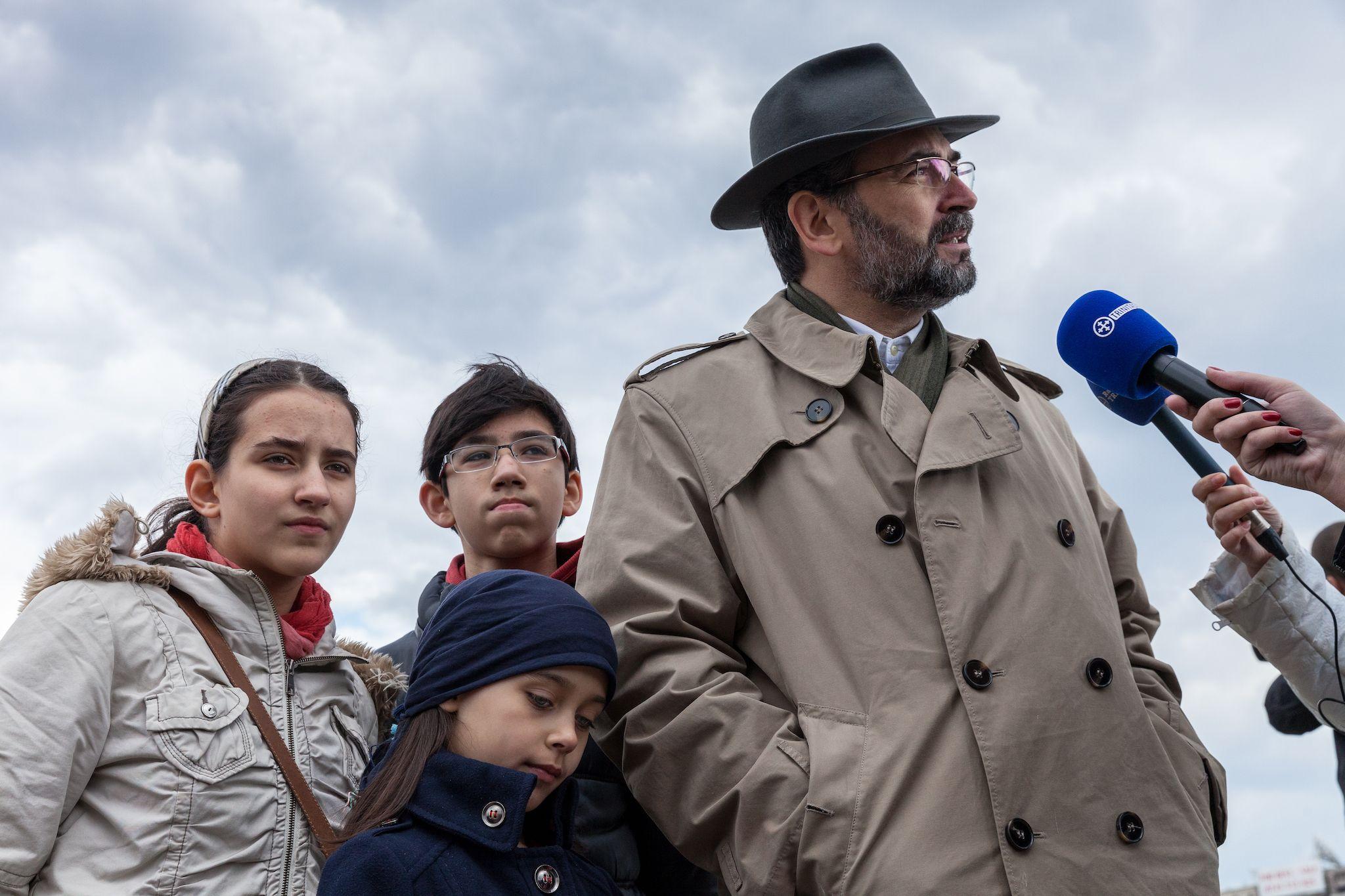 Iulian Capsali face declarații de presă în timpul marșului 'Pentru viață, pentru femeie, pentru familie', sâmbătă, 26 martie 2016, București. Inquam Photos / Liviu Florin Albei