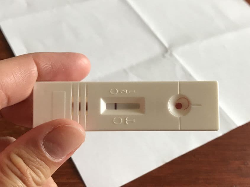 După zece minute, niciuna din benzile care indică prezența anticorpilor nu s-a colorat. Rezultatul e negativ. Ceea ce nu înseamnă că nu am coronavirus, ci doar că organismul meu nu a produs anticorpi specifici - care, de obicei, nu apar mai devreme de o săptămână de la infectare