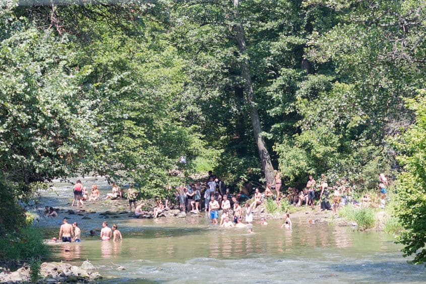 Cât timp Orbán a vorbit la Tuşnad, tinerii s-au scăldat în Olt. Foto: Raul Ștef.
