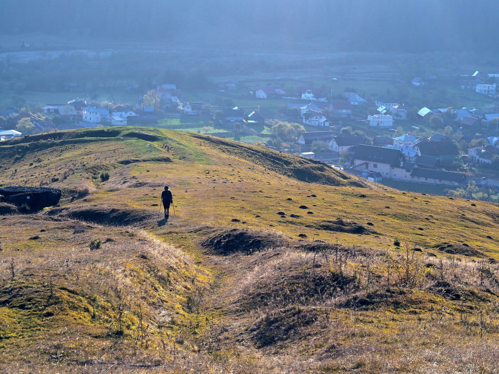 Coborârea spre Vatra Moldoviței la ceas de seară e magică și izbăvitoare