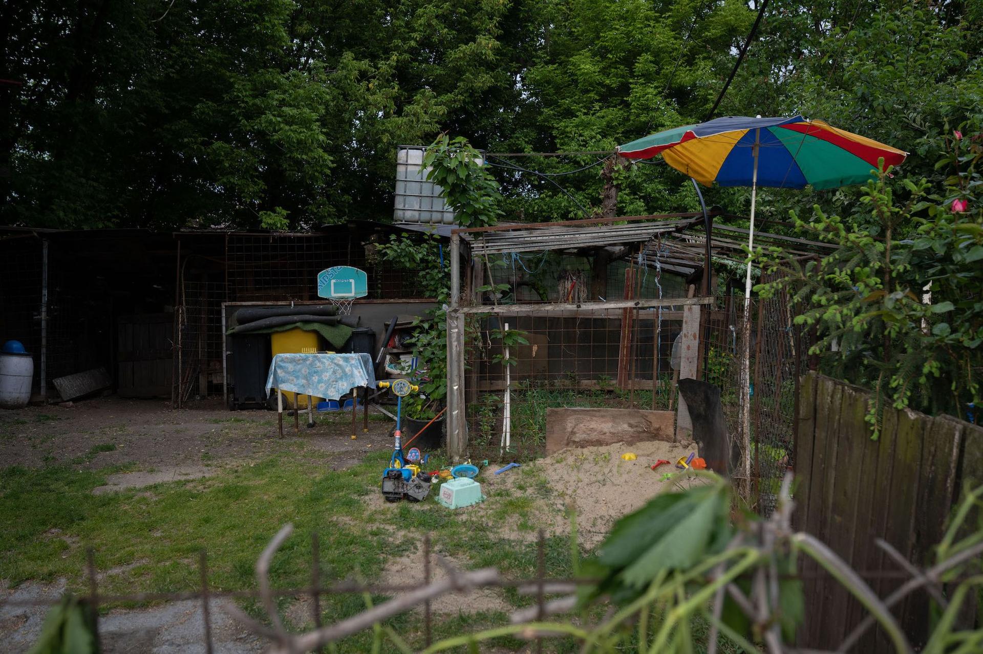 O curte a unor localnici, lângă calea ferată abandonată. Foto: Andreea Câmpeanu
