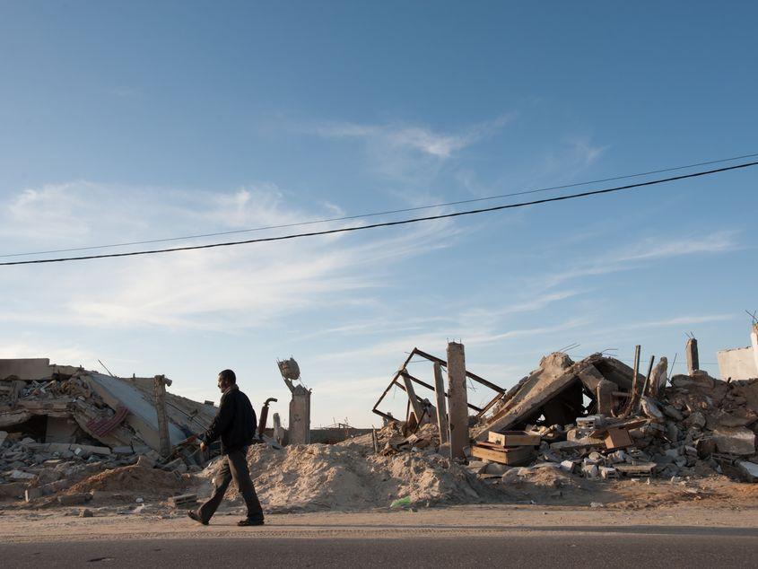 Daune produse de o bombă israeliană care a distrus o clinică medicală și alte structuri civile care deserveau o comunitate de pescari în apropiere de Khan Yunis, Gaza. Foto © Rrodrickbeiler | Dreamstime.com