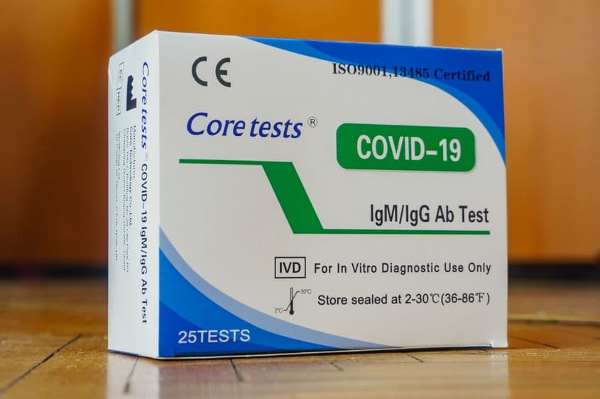 Un pachet de 25 de teste rapide de coronavirus, achiziționate la prețul de 45 lei/bucata