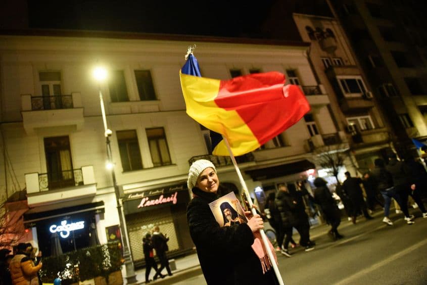 Manifestanții contra măsurilor anticovid de la București au purtat steaguri ale României și Moldovei, icoane și mesaje antiguvernamentale. Foto: Alex Nicodim / Inquam Photos