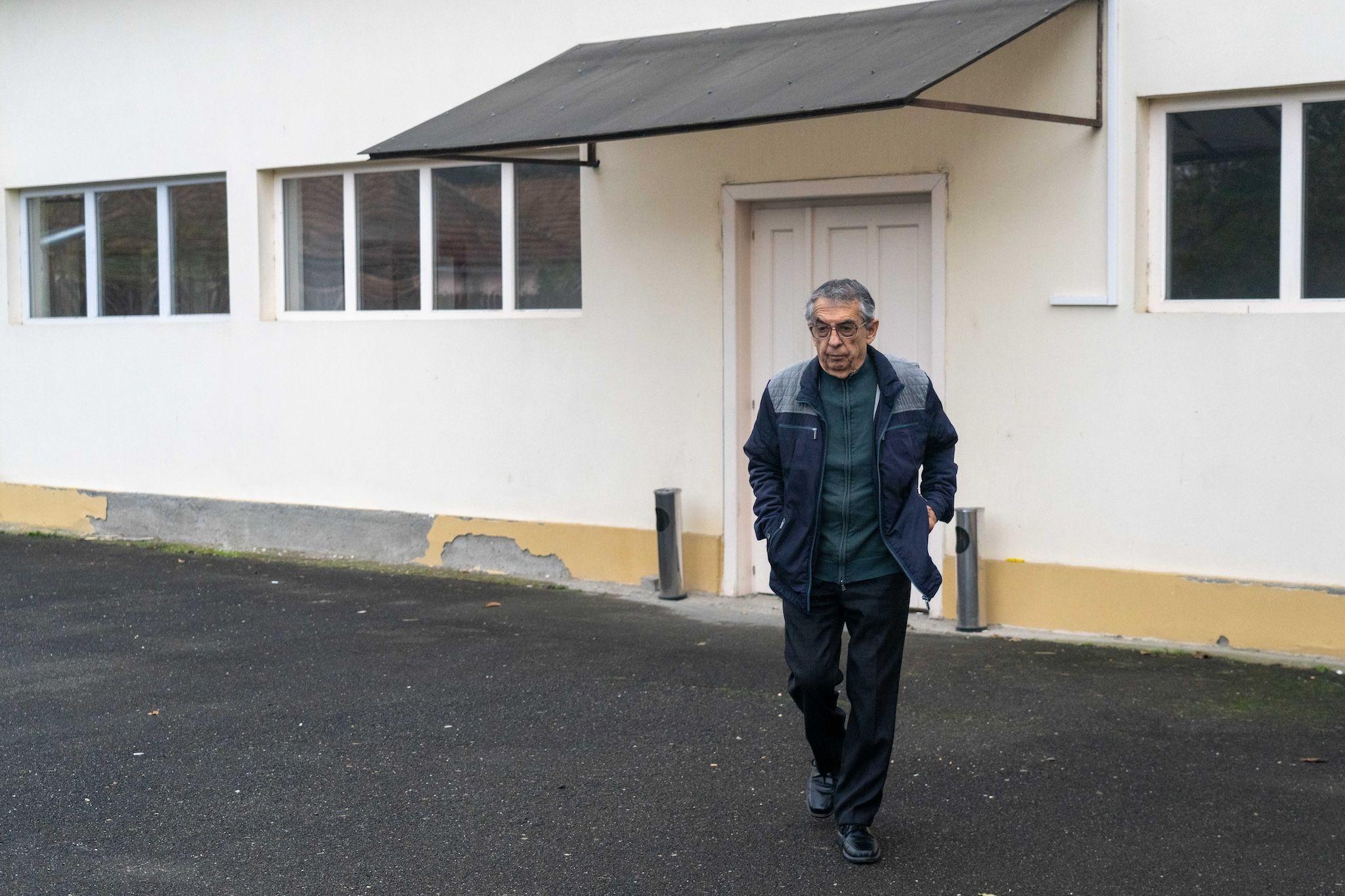 Pentru armenii îmbătrâniți, schimbarea orarului slujbei, de la 9 dimineața la 6 seara, cu care erau obișnuiți, a fost o lovitură. Au început să nu mai meargă la biserică, povestește Ioan Esztegar. Foto: Raul Ștef