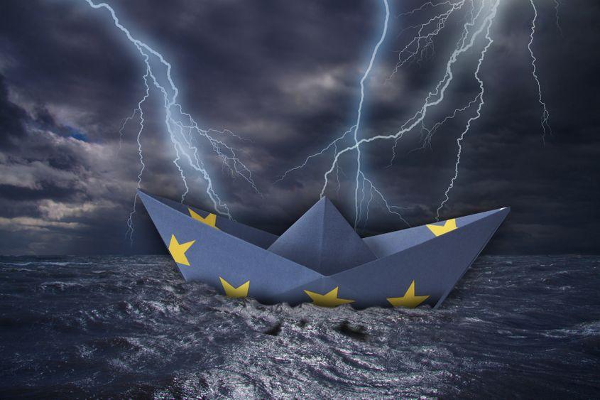 52% dintre respondenții din Europa Centrală și de Est consideră că Bruxelles-ul ia decizii în numele țării lor fără ca aceștia să își spună părerea. foto: 208516610 © Oleschwander | Dreamstime.com