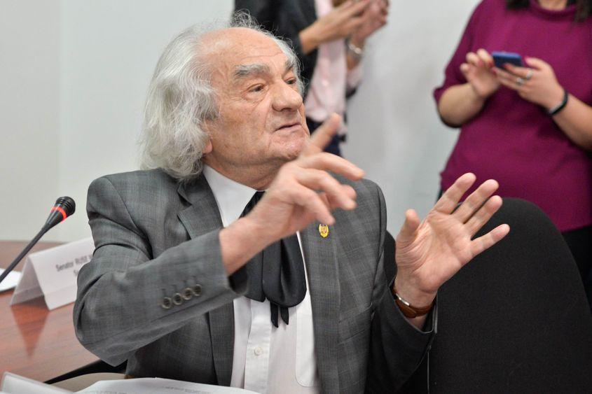 Leon Dănăilă, în timpul prelegerii despre istoria vaccinului.