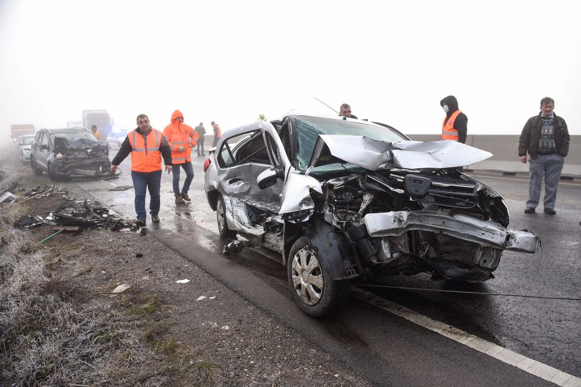 Accident în lanț pe centura ocolitoare a Brașovului, ianuarie 2021. Foto: Alex Nicodim / Inquam Photos