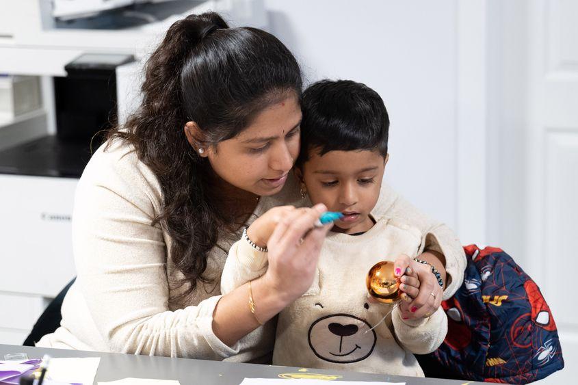 Migranți din India, stabiliți la Baia Mare împodobesc prima oară un brad de Crăciun. Foto: Raul Ștef