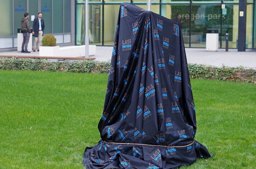 Fiecare Capră a fost acoperită cu o pânză pe care scrie "Lasă invidia deoparte".