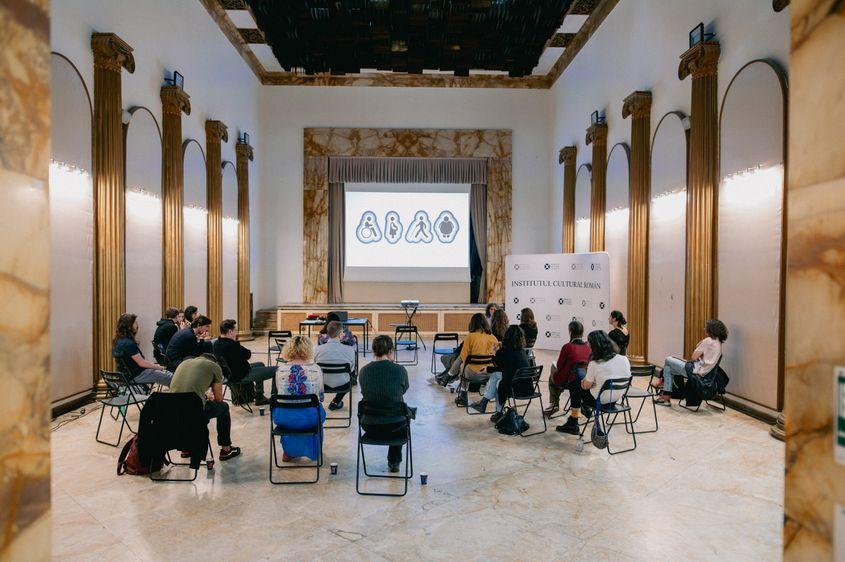 Activitate de formare în accesibilizare a echipei festivalului Animest și a altor organizatori de festivaluri de film, manageri culturali, distribuitori de film, producători, și reprezentanți ai instituțiilor de cultură din România. Foto: Animest