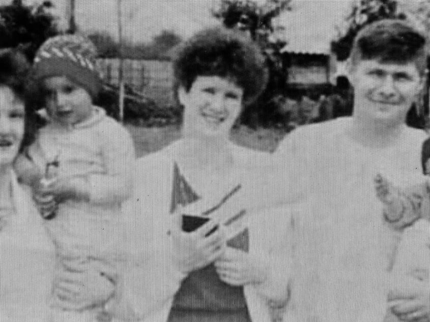 Doi dintre frații Ilenei, fotografiați în 1990 alături de părinții adoptivi, chiar înainte să fie separați. Foto: Facebook