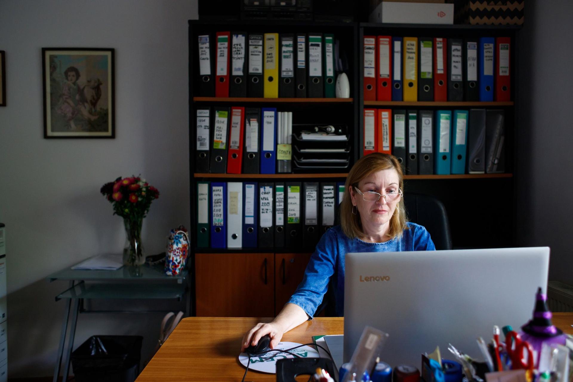 Mariana Drăghici, 54 de ani, răspunde unor e-mailuri la birou, București, septembrie 2022. Foto: Toma Hurduc