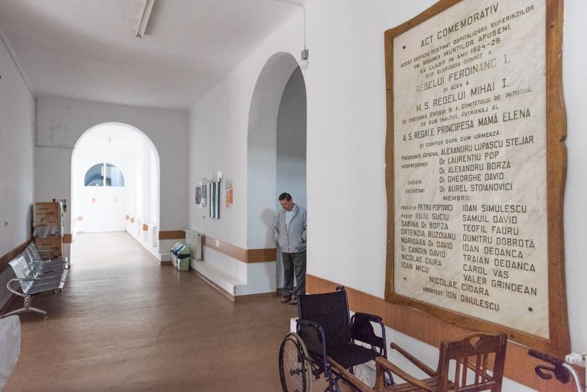 Spitalul orăşenesc din Abrud a fost construit în anii ’20 ai secolului trecut, cu fonduri ale comunității locale și cu sprijinul Casei Regale.