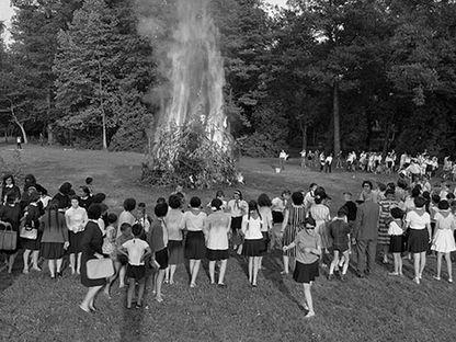 Oamenii muncii în pantaloni scurți. Concediul de Odihnă în epoca luminii