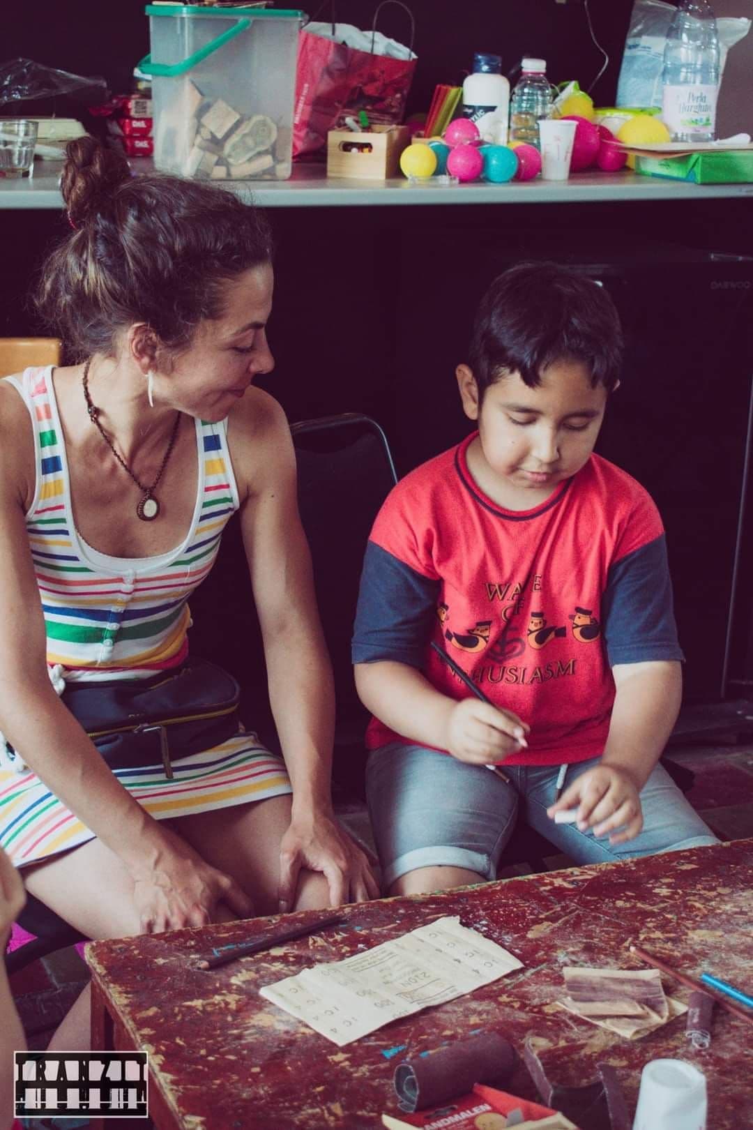 Flaviu și învățătoarea lui, Iudita Buia. Foto: arhiva personală