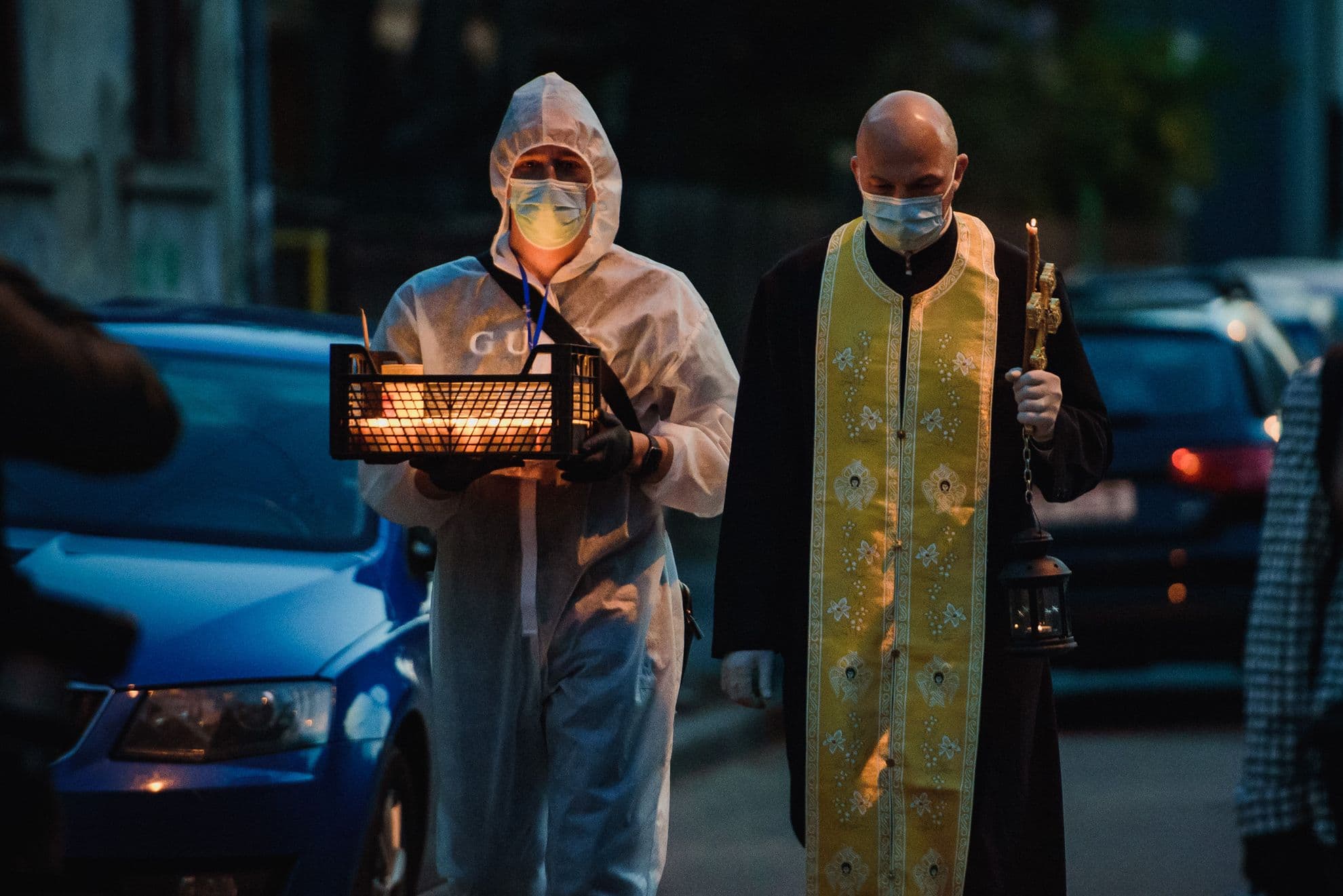 Înconjurați de fotografii de la presă, oamenii bisericii își văd de drum.