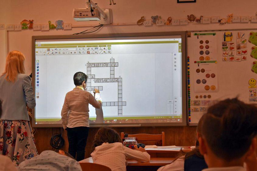 Asocierile sunt făcute în mod natural, în joacă, pentru a păstra interesul elevilor. Foto: Lavinia Niță