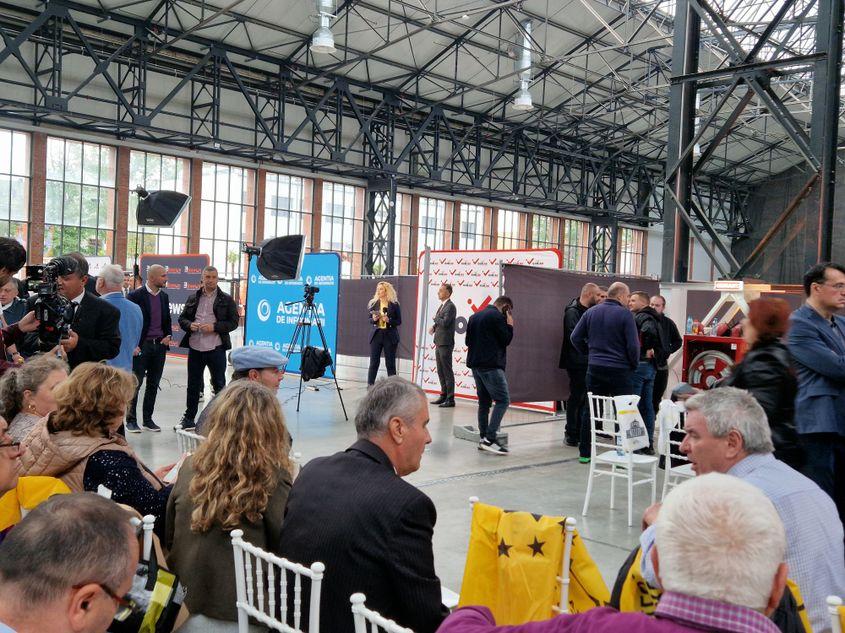 Presa partidului îi ia interviu lui Sergiu Mihalcea, candidatul AUR la președinția Consiliului Județean Ilfov. Foto: Răzvan Filip