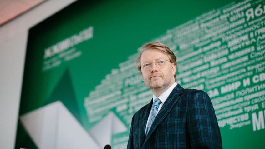 Rușii își aleg noua Dumă de Stat pe 18–20 septembrie, iar toate partidele rămase în cursă susțin războiul din Ucraina. Yabloko, singurul partid înregistrat care se opunea explicit războiului a fost eliminat de pe buletin, fiind acuzat de finanțare externă, încălcarea legii drepturilor de autor și promovarea „extremismului”.
Foto: Facebook/ Партия Яблоко