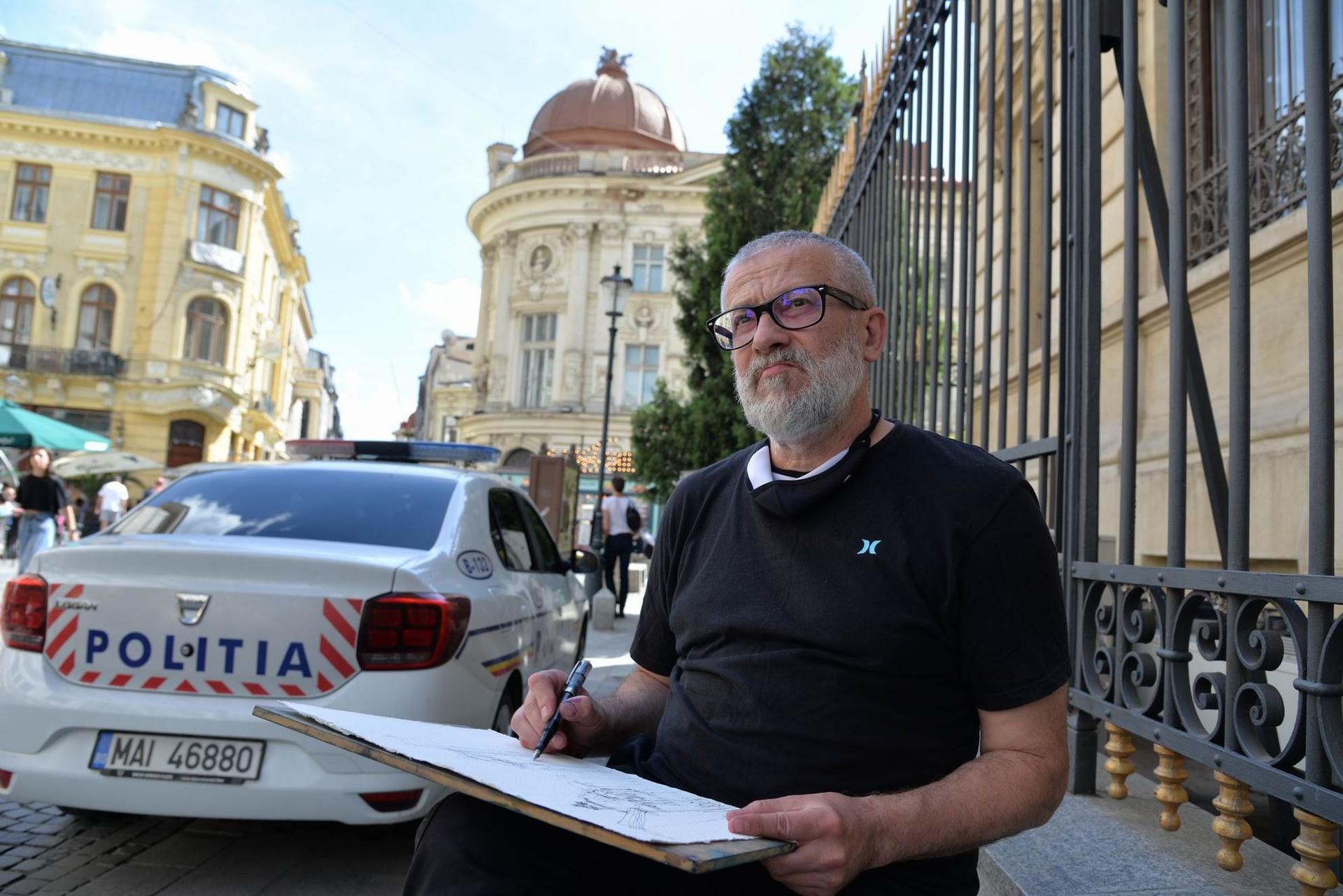 Mugur Popa schițează arhitectura clădirilor din Centrul Istoric al Capitalei. Foto Lucian Muntean