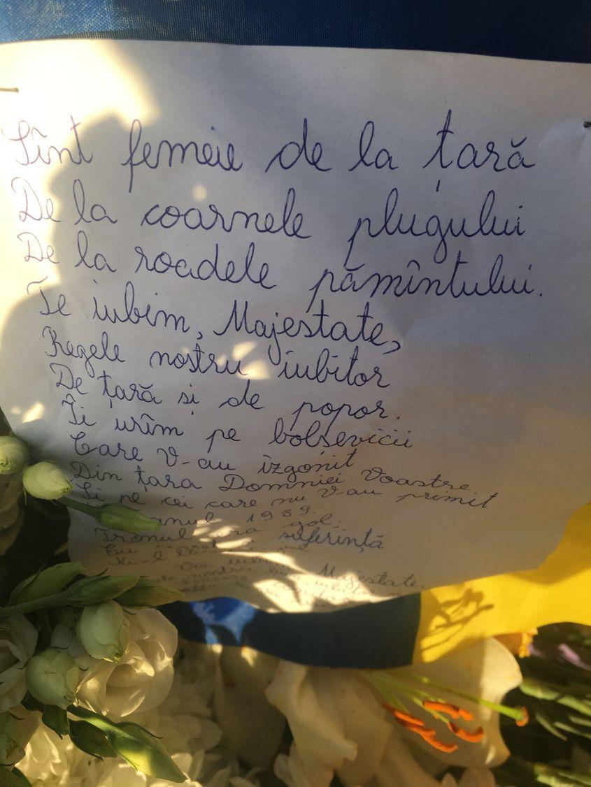 Mesaj lăsat la porțile Palatului Regal. Foto: Iulia Marin